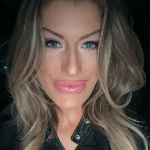 Meet your Posher, Amanda Rae - Picture 2 of 5